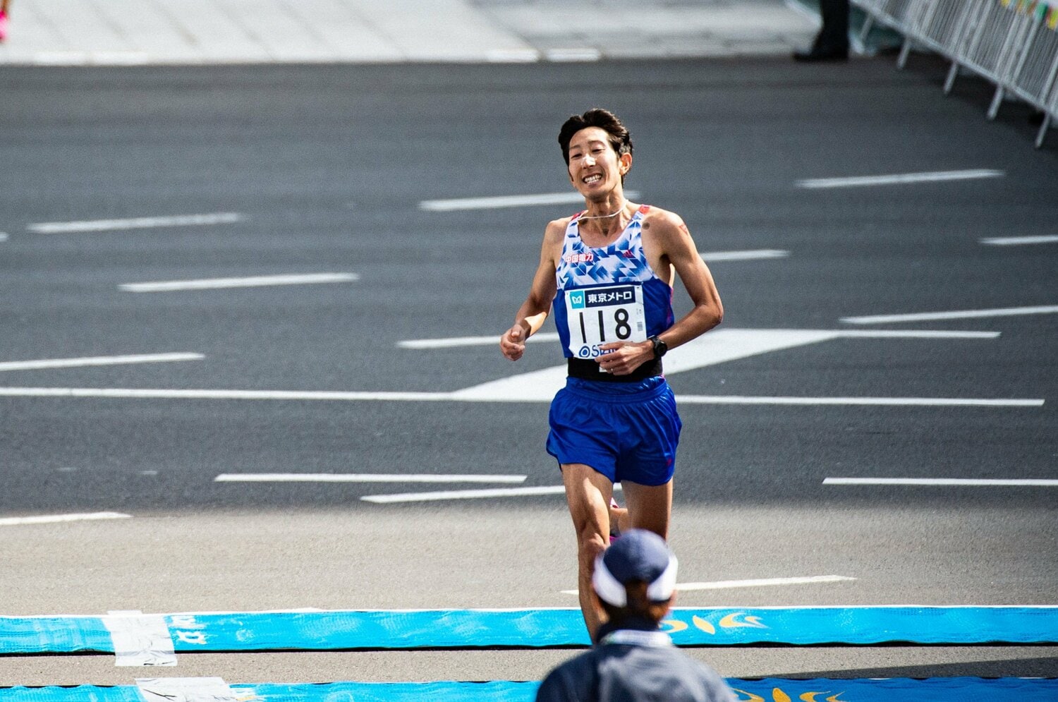 35歳で初のサブテンを記録した2020年東京マラソンでの岡本直己　©Nanae Suzuki