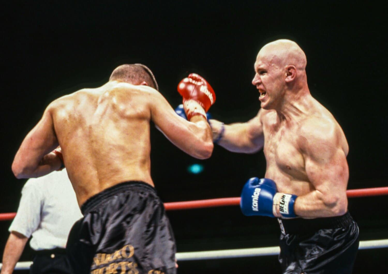 アーツに猛烈なラッシュをかけるマイク・ベルナルド　©Susumu Nagao