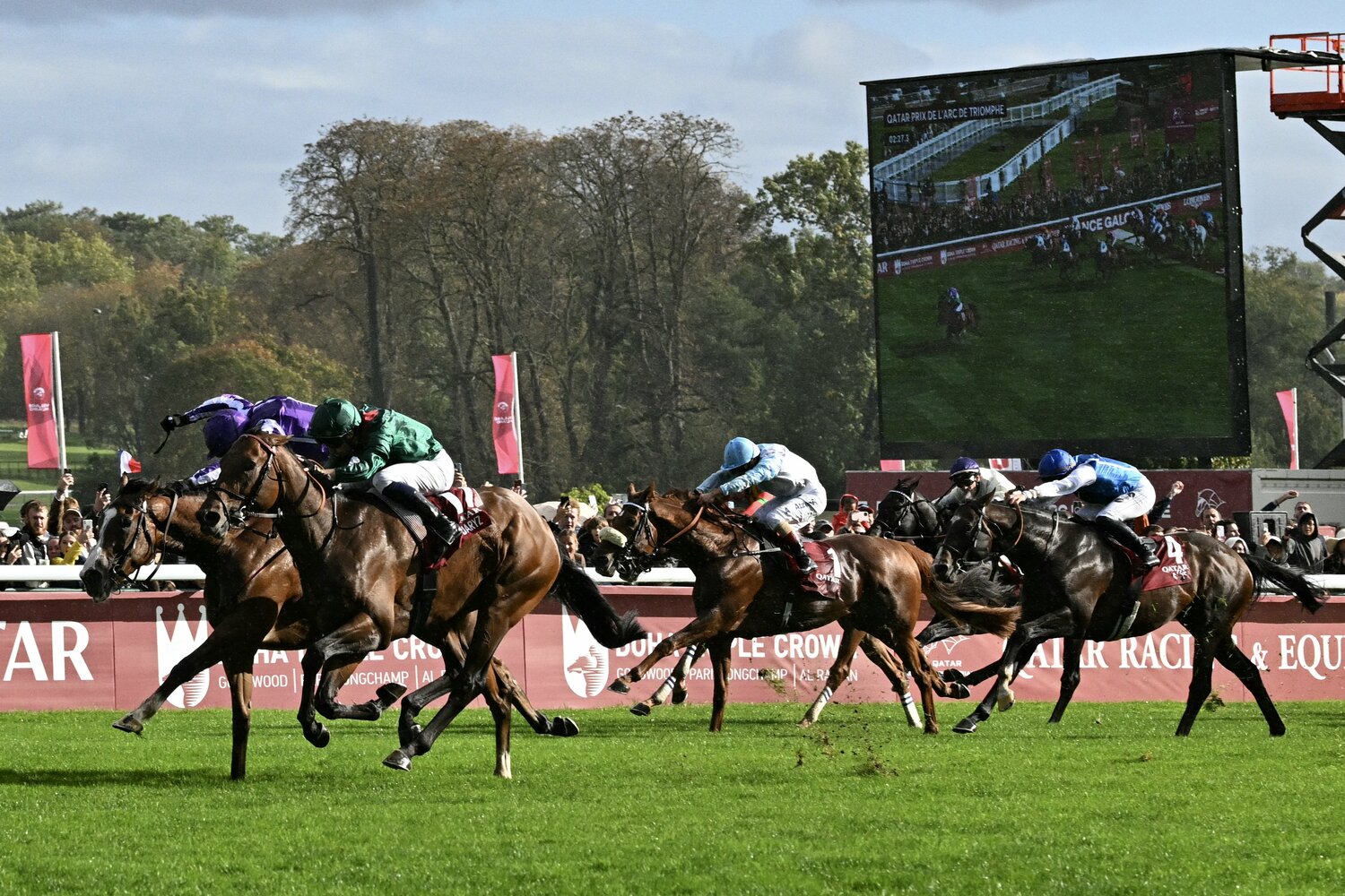 凱旋門賞のゴール直前、激しく叩き合うダリズ（外）とミニーホーク　©AFP/JIJI PRESS