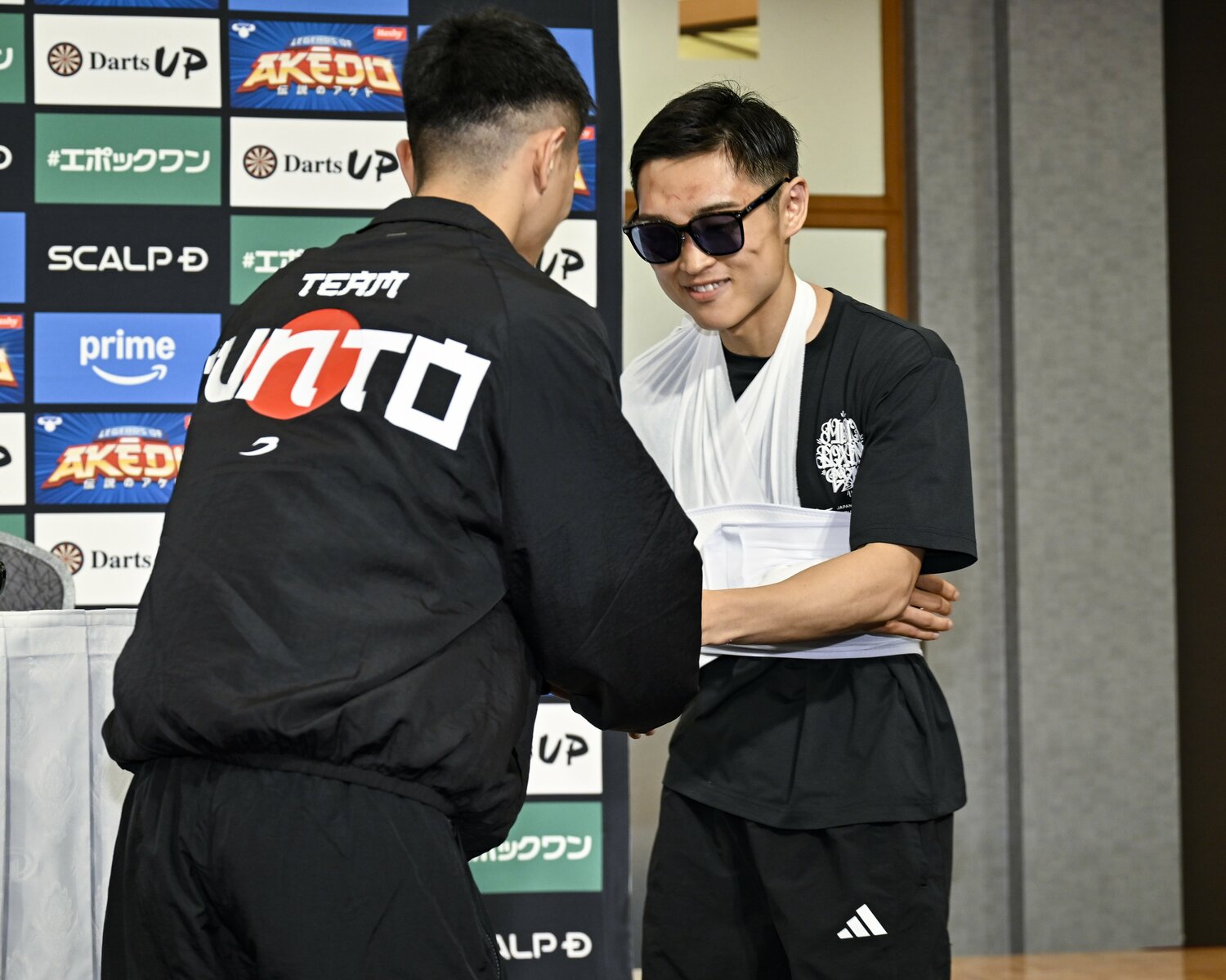 一夜明け会見で中谷と握手する西田 ©Hiroaki Finito Yamaguchi