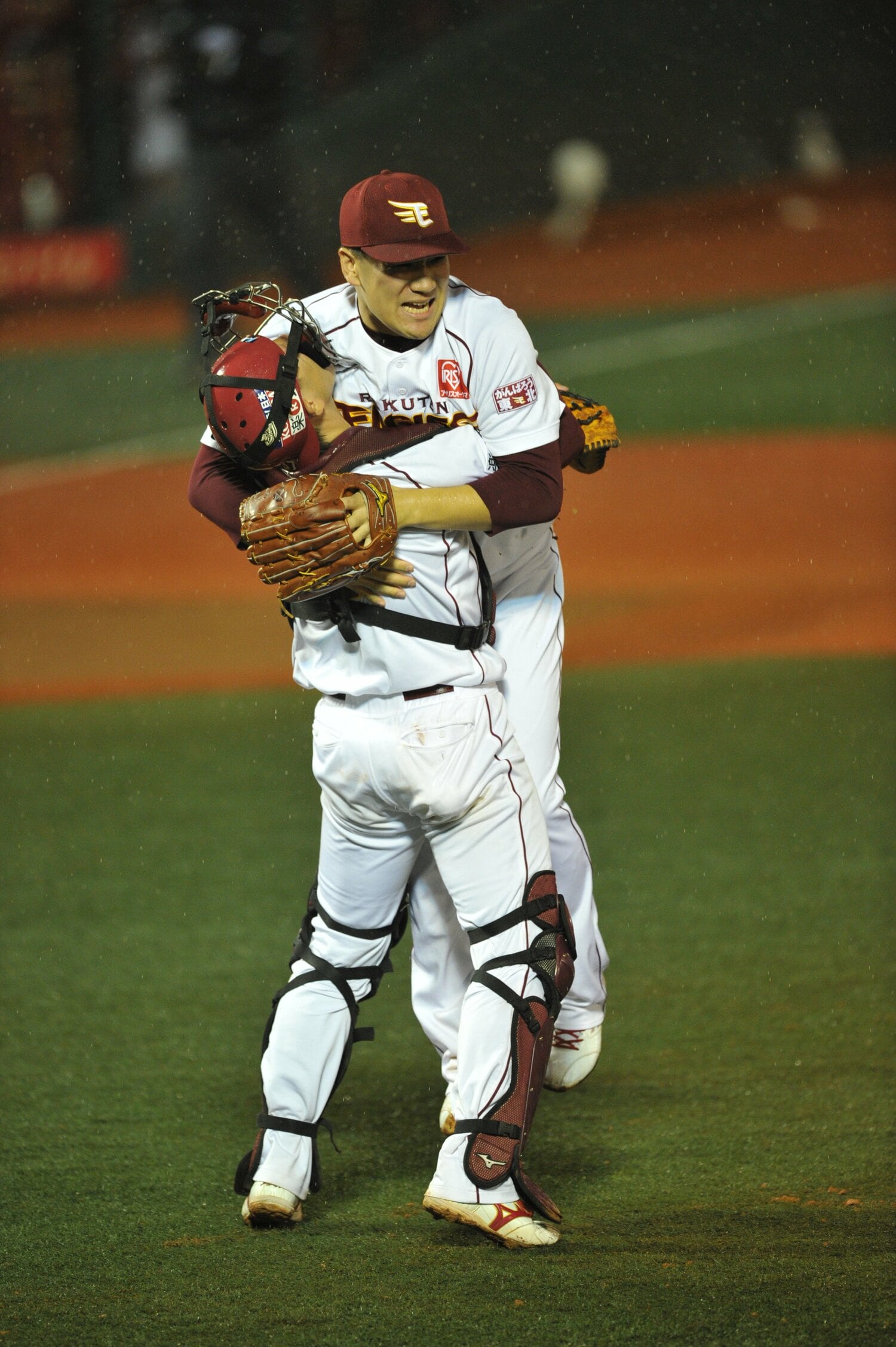 球団史上初の日本一となり嶋と抱き合う田中将大　©︎Hideki Sugiyama