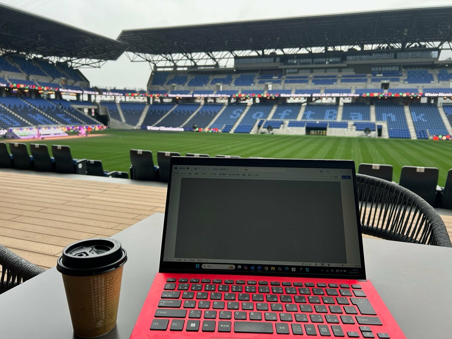 ピッチを眺めながらパソコンを開く