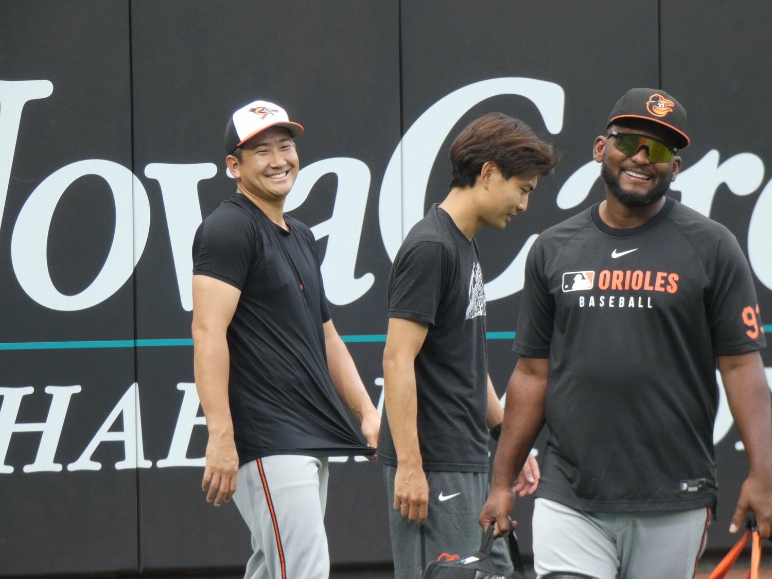 練習中に笑顔を見せる菅野　©Yuki Yamada