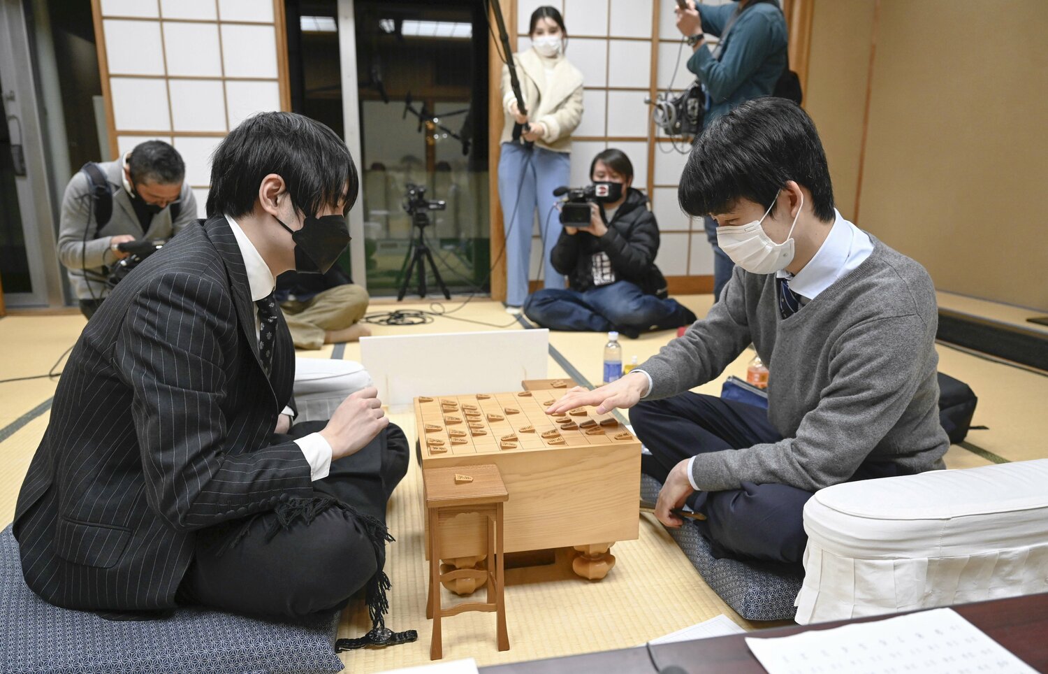2022年の年末に行われた佐藤天－藤井の棋王戦挑戦者決定戦　©JIJI PRESS