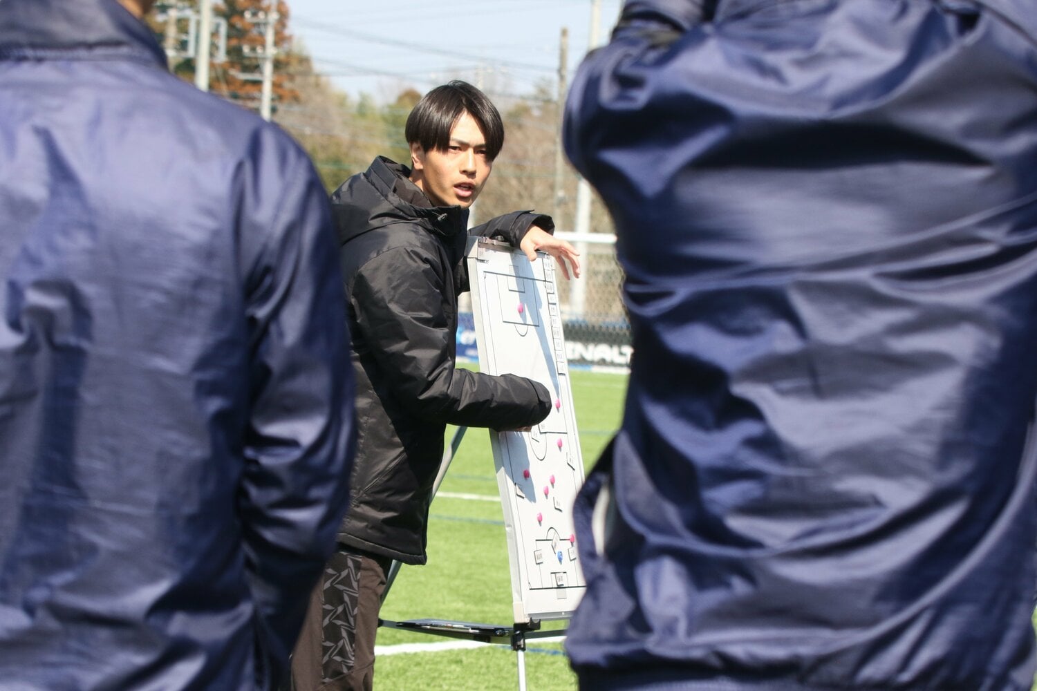 選手たちに指示を送る戸田　©︎Takahito Ando