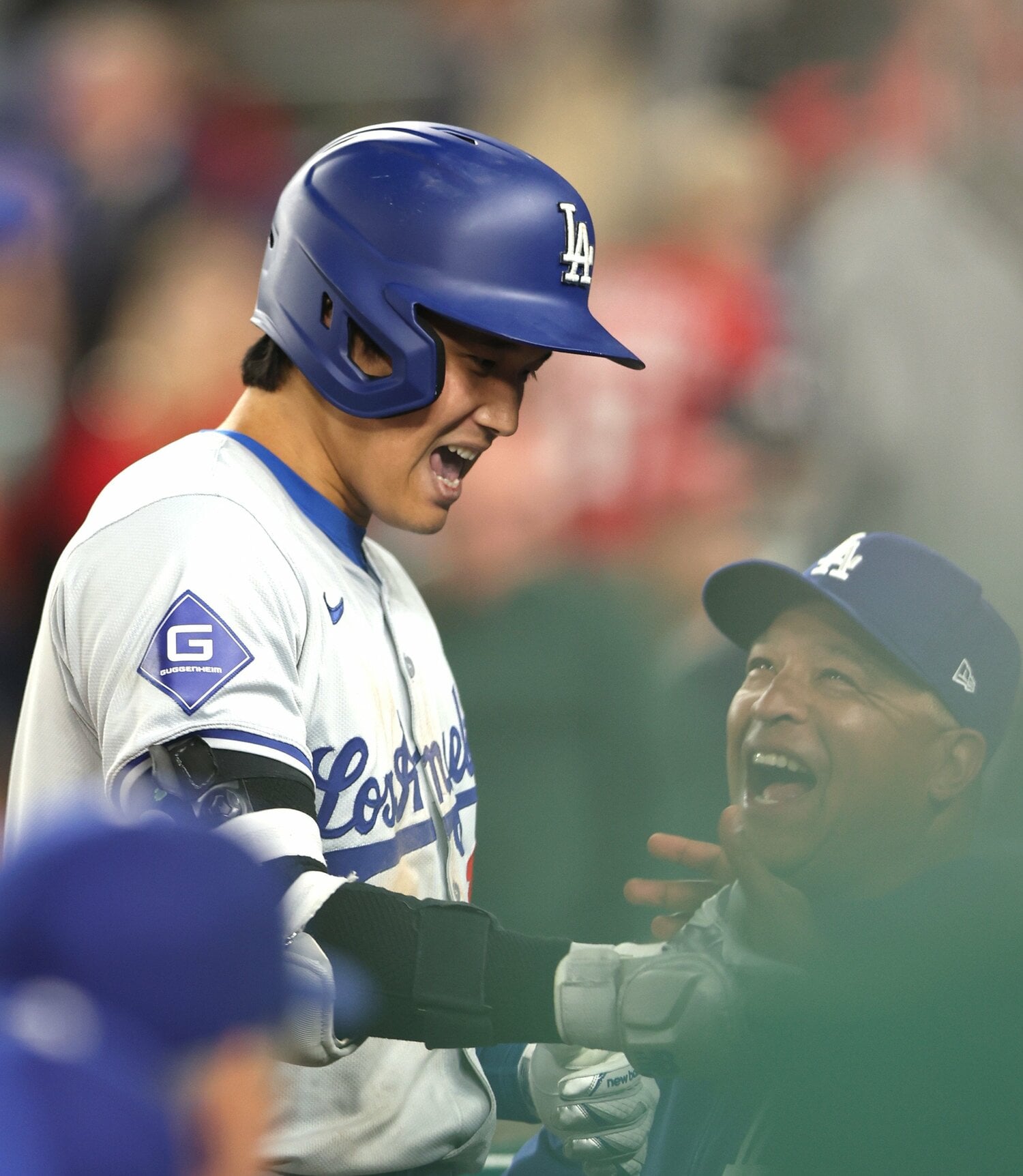 4月23日のナショナルズ戦でホームランを放った大谷翔平。ロバーツ監督も笑顔で迎える　©JIJI PRESS