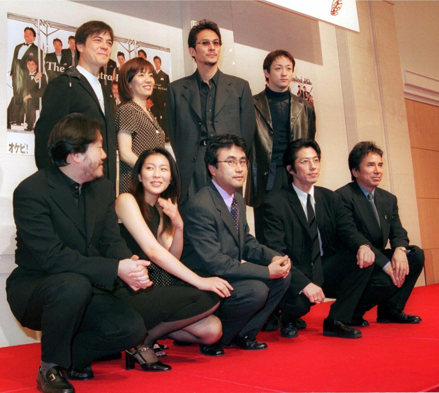 2000年、ミュージカル『オケピ！』制作発表会見に出席する川平慈英（後列左）©︎Sankei Shimbun