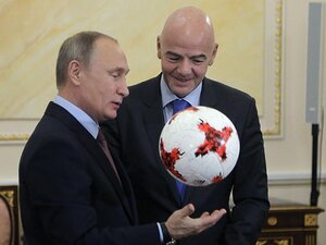 “プーチンから国家勲章をもらったFIFA会長”がウクライナ侵攻に“しどろもどろで及び腰発言”なワケ〈ロシアW杯を筆頭に…〉