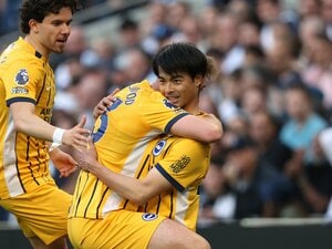 4月18日、トッテナム戦でスーパーゴールを決めた三笘薫。MFヒンシェルウッドも思わずハグ