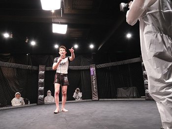 格闘技大会に防護服カメラマンが。『ONE』、異色で究極の無観客試合。＜Number Web＞ photograph by Takashi Iga
