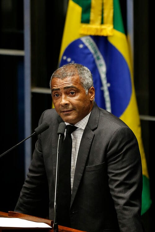 悪童ロマーリオが副議長 ミランの得点源は大統領 なぜ 日韓w杯トルコの英雄 は国会議員 米国に亡命 元サッカー選手政治家の明暗 Number Web ｄメニューニュース Nttドコモ