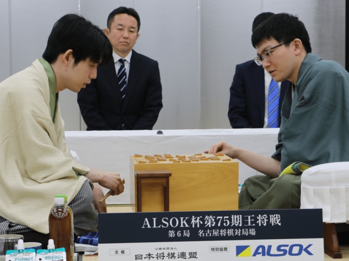 「有力な形が10に近いくらいある」“藤井将棋の恐ろしさ”を永瀬拓矢に聞いたのち…各対局場への“感謝”に思い出す谷川浩司とのやり取り＜Number Web＞ photograph by Shintaro Okawa