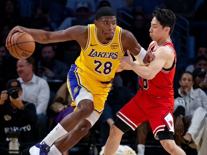 「ユウキ、ルイを止めてやれ！」ベンチの野次に八村塁はなぜ笑った？ 河村勇輝とのNBA日本人対決…汗で濡れたユニフォームと一緒に交換した「Keep going」＜Number Web＞ photograph by AP/AFLO