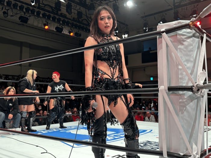 『鬼レンチャン』で話題を集めた上谷沙弥が告白「300m走の練習の時から泣いていた」“敗者引退マッチ”に挑む人気悪役レスラーの切実な願い＜Number Web＞ photograph by Norihiro Hashimoto