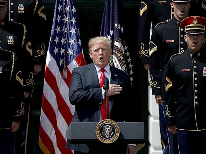 トランプ大統領の意に沿わない選手達。NFLで国歌演奏中の片膝は不敬なのか!?<Number Web> photograph by Getty Images