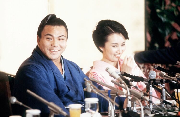 テレビカメラを客にぶち当てて…」千代の富士、結婚パーティーで親方が