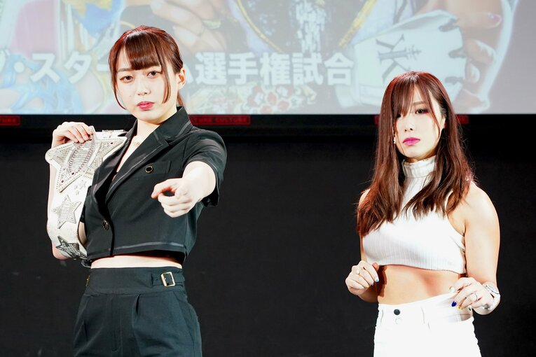 記者会見での上谷沙弥（左）とKAIRI