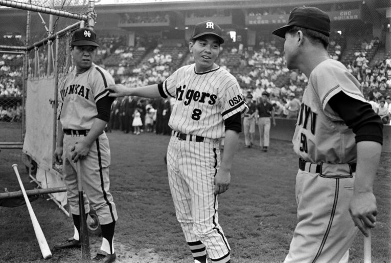 南海時代の野村克也氏（左端）　©︎JIJI PRESS