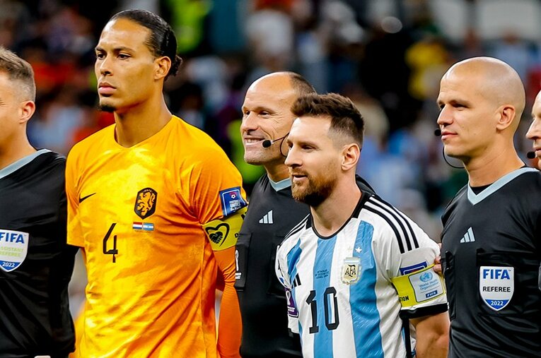 オランダvsアルゼンチンのキックオフ前、ファンダイク、メッシとともに写真に収まるラオス主審　©Kiichi Matsumoto/JMPA