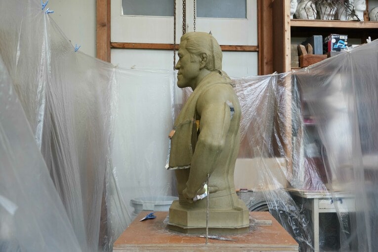 ビニールシートで囲まれた猪木像