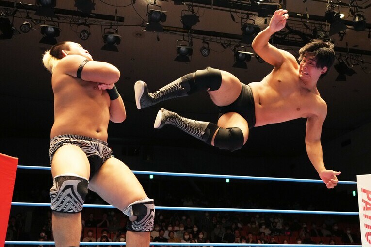 本田竜輝にドロップキックを放つ