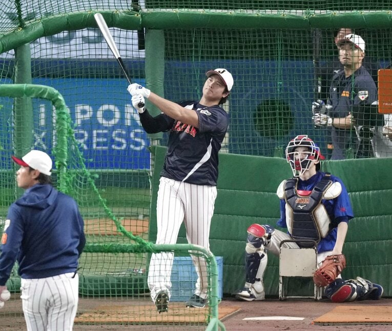 この日、バッティングピッチャーを務めたのは亀井義行・外野手守備走塁コーチだった（写真手前）　©KYODO