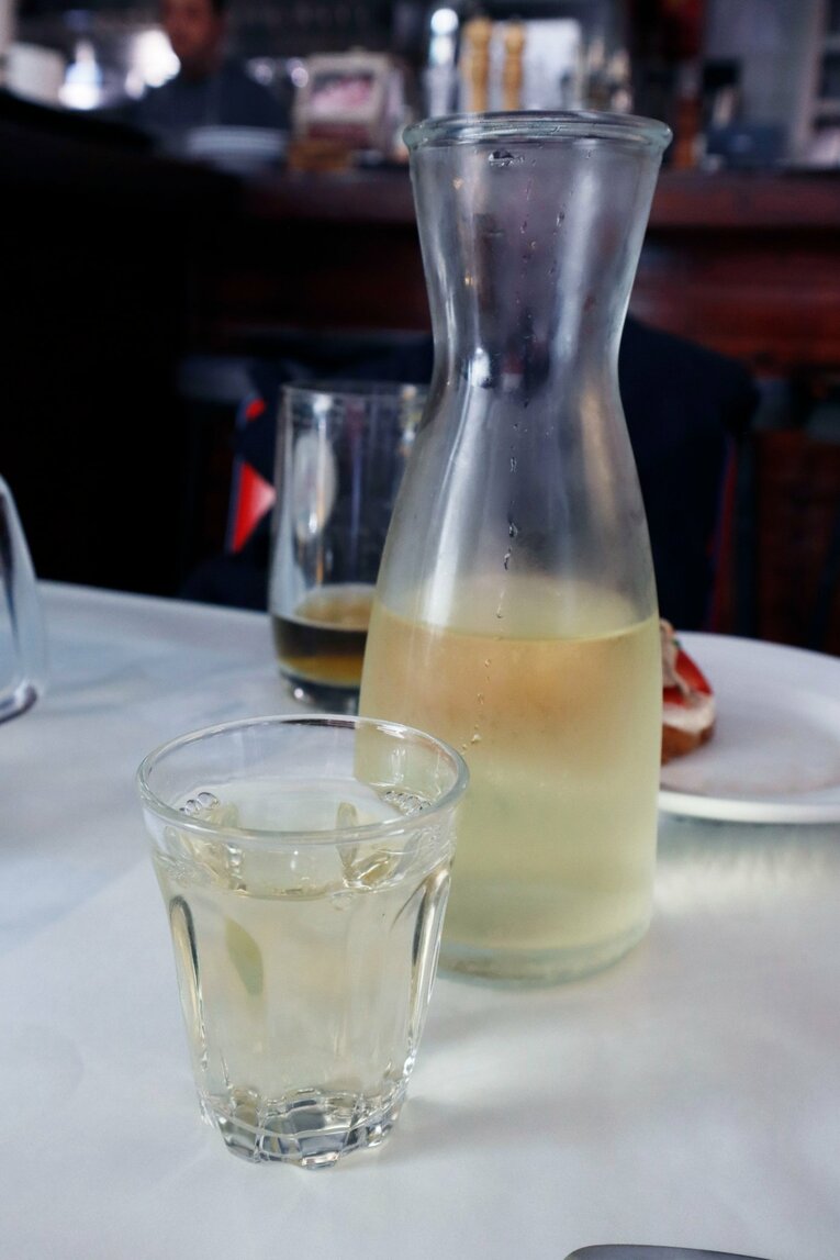 頼んだハウスワインは、マスカットの風味が強い甘口だった　©Daisuke Nakashima