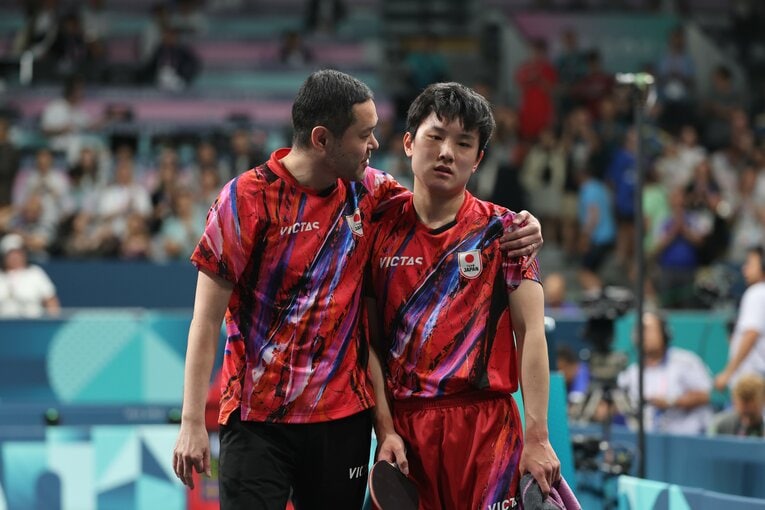パリ五輪男子卓球団体戦準決勝、スウェーデン戦で敗れて呆然とする張本智和　©︎Tetsuya Higashikawa/JMPA