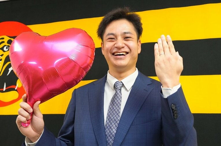 このオフ、結婚も発表した阪神・大竹耕太郎（28歳）。「街で声をかけられることが増えた」と、大車輪の活躍を振り返った ／ photograph by Sankei Shimbun