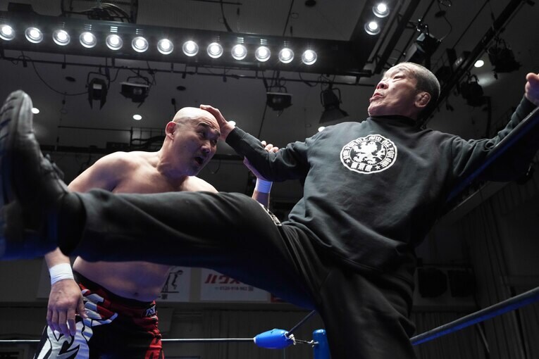 長井満也に頭突きを浴びせる藤原喜明　©Essei Hara