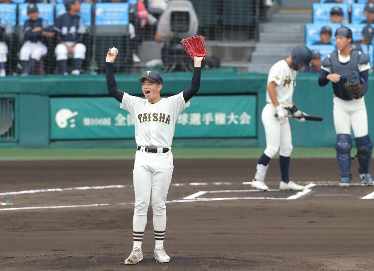 準々決勝、神村学園戦。1回表、野手に声をかける大社先発・岸恒介　©Sankei Shimbun