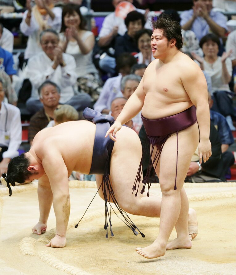 写真は2013年7月場所、十両優勝を決めた遠藤（当時22歳）。十両を1場所で通過した　©JIJI PRESS