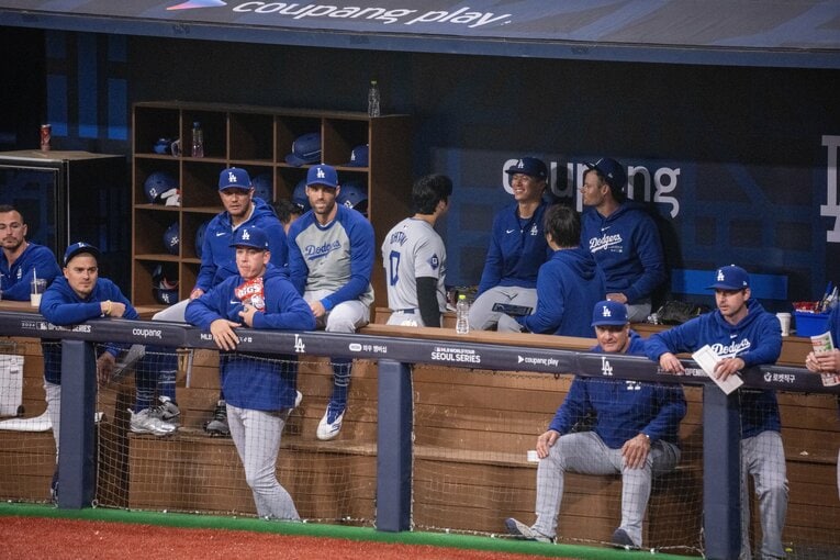 ベンチの様子（多数）。水原通訳の姿も　©Nanae Suzuki