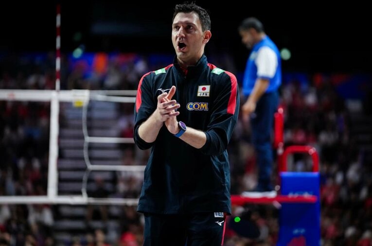 フェルハト・アクバシュ監督（VNLブラジル戦）　©︎Volleyball World