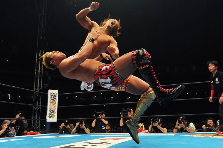 オカダ・カズチカに体を浴びせる棚橋弘至。2013年1月4日、東京ドーム　©Essei Hara