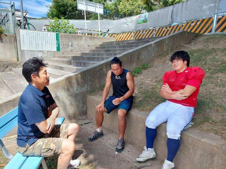 代表理事・佐々木一之さんと学生理事・中村航太さん、主将の南亮太郎さん（左から）