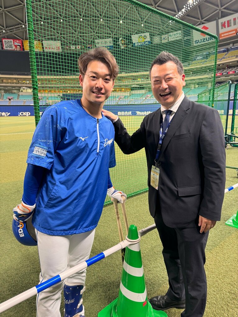 現役時代から立浪監督に取材を続け、番組で共演歴もある東海ラジオ・大澤広樹アナウンサー（右／本人提供）