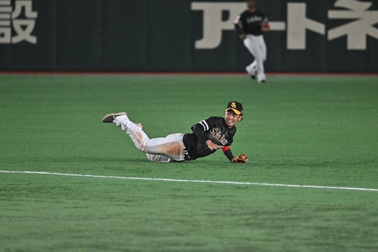 今宮健太の空中アクロバティックプレー（5/6）　©Hideki Sugiyama