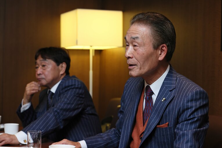 1965年結成・57年目のおぼん・こぼん。大阪福島商業高校時代に、こぼんさん（奥）がおぼんさん（手前）を誘ってコンビ結成　©Shigeki Yamamoto