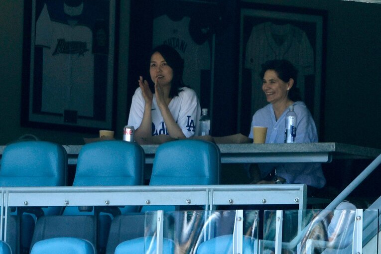 ドジャースの試合を観戦する真美子夫人　©Getty Images