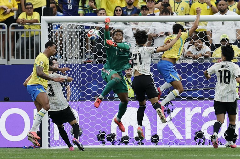 ブラジル戦で何本もスーパーセーブを見せたGKの鈴木彩艶　©Atsushi Tokumaru