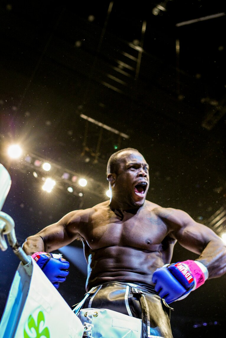 メルヴィン・マヌーフはマーク・ハントから金星をあげて大興奮