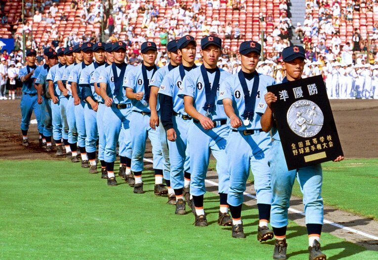 2001年の夏、滋賀県勢初の準優勝に輝いた近江ナイン ©Sankei Shimbun