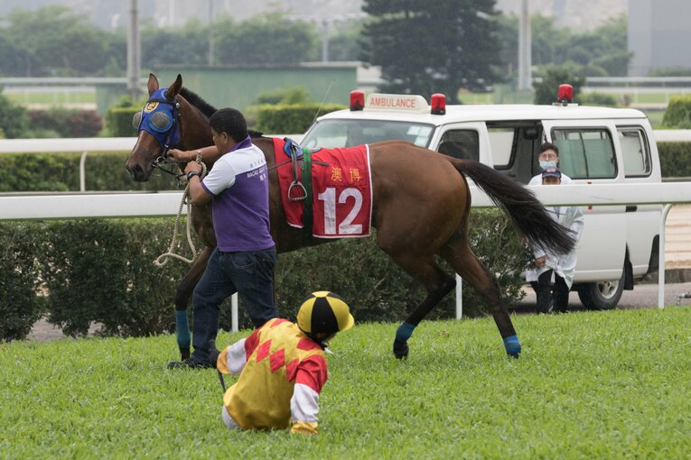 落馬した騎手を心配そうに見つめる救急隊員　©Getty Images