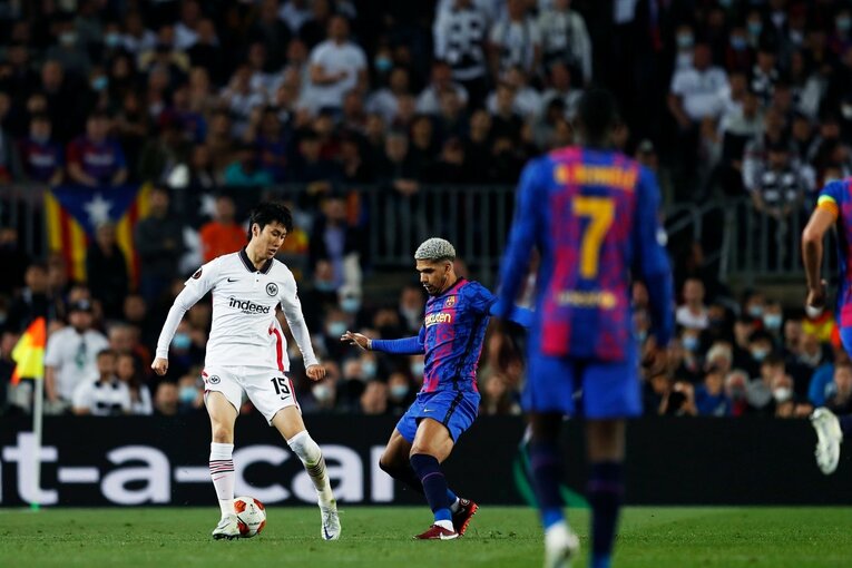 「初めて日本人がバルサのカンプノウで勝利」歴史的瞬間を撮った… 鎌田大地のアシストと献身に感動した理由〈長谷部誠も出場〉(22)