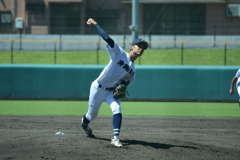 新垣のピッチング　©Takarin Matsunaga