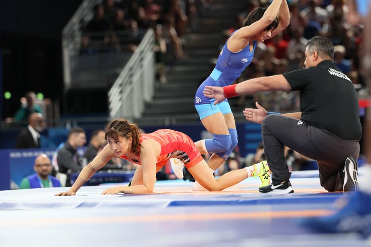 レスリング女子50kg級1回戦、須崎優衣vs.ビネシュ・フォガト　©Kaoru Watanabe/JMPA