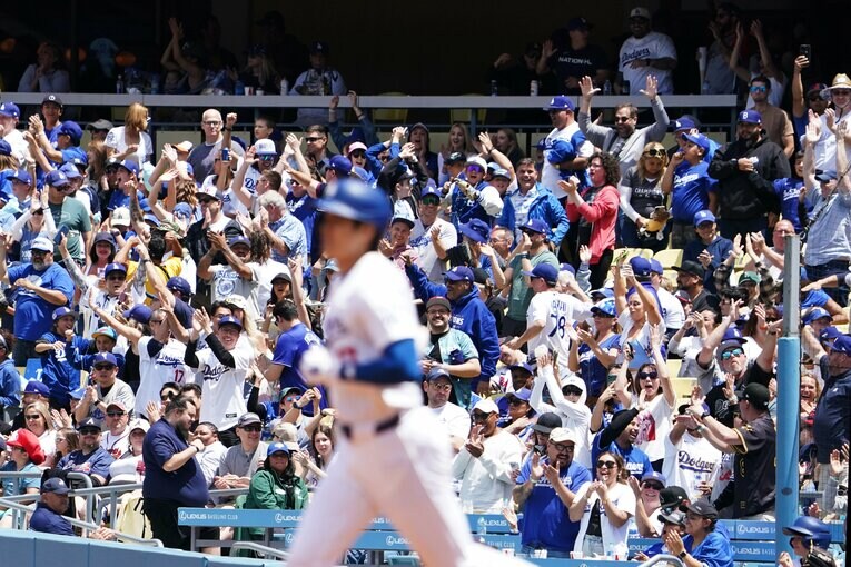 大谷のホームランに沸くドジャースタジアムのファン　©︎Shizuka Minami