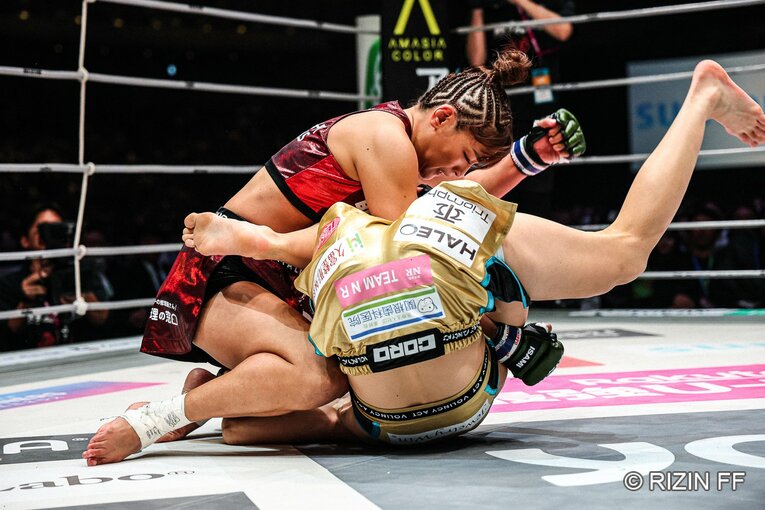 追撃を試みるRENA　©RIZIN FF