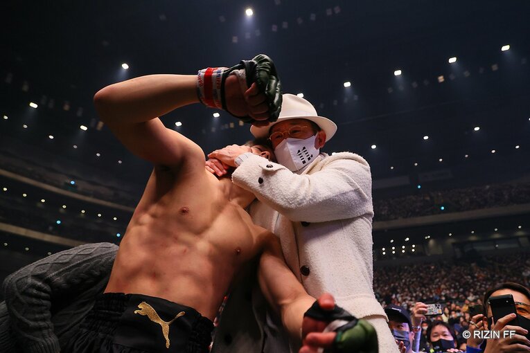 試合後に息子を強く抱きしめたカズ　©RIZIN FF